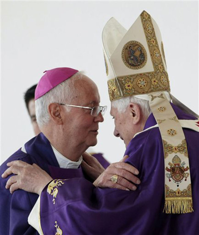 Pide Benedicto XVI volver los ojos a Dios
