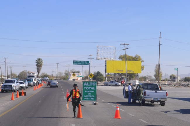 El tramo Torreón-San Pedro, pese a denominarse autopista, cuenta con varias complicaciones para convertirse en una vía rápida. Una de ellas son los innumerables bordos, además de existir un retén militar, donde la espera puede prolongarse.