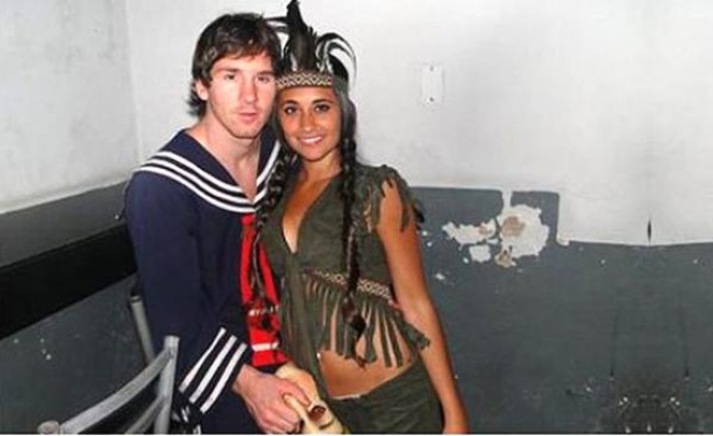 Por unos instantes, Lionel Messi dejó la playera y el short para enfundarse en un disfraz de Quico, uno de los personajes más conocidos de la serie El Chavo del 8.