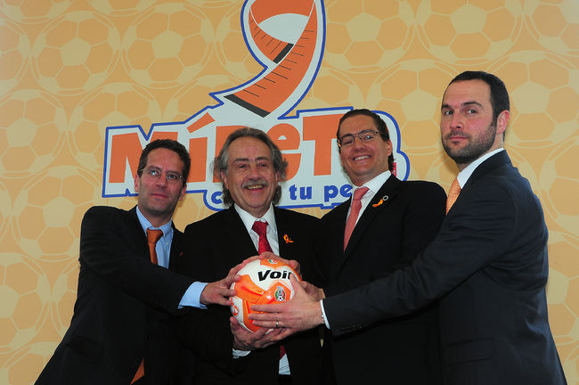 La Secretaría de Salud y la Federación Mexicana de Futbol presentaron ayer el balón naranja de la campaña 'Mídete y Actívate 2012'. (Jam Media)