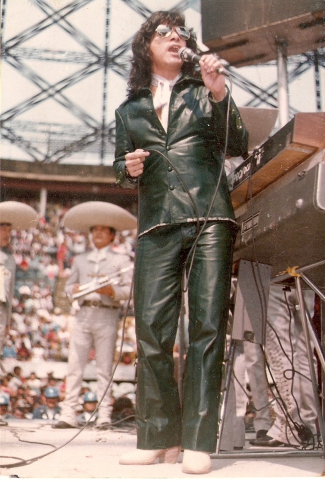 El popular cantante, quien se caracterizó físicamente por su larga cabellera y lentes oscuros, nació el 29 de marzo de 1946 en Matamoros, Tamaulipas.