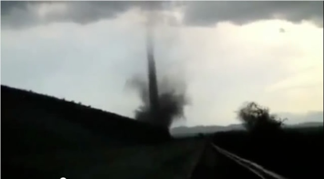 Graban tornado en autopista de Monterrey