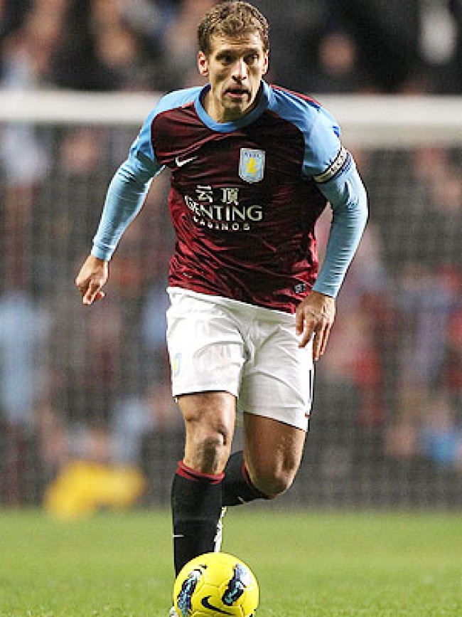 El capitán del Aston Villa, el internacional búlgaro Stiliyan Petrov, sufre leucemia aguda, informó el viernes el club inglés en su página web. (AP)