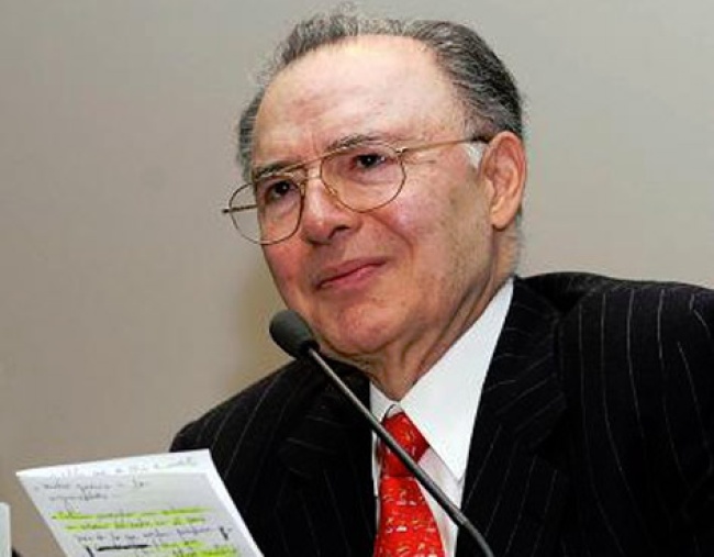Jorge Carpizo, ex Rector de la UNAM y ex Procurador, murió en un hospital del DF debido a complicaciones derivadas de la operación de una hernia.