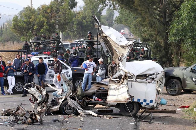 Tragedia. Cuatro personas muertas y trece lesionadas dejó un choque entre un camión militar y una combi del transporte público de pasajeros, en la carretera Chalco-Tenango, a la altura de Temamatla, Estado de México.