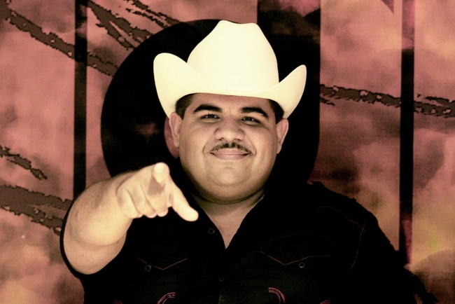 El cantante mexicano Chuy Lizárraga recibió un reconocimiento por su tema 'Pistear, pistear, pistear', como uno de los más escuchados durante 2011.