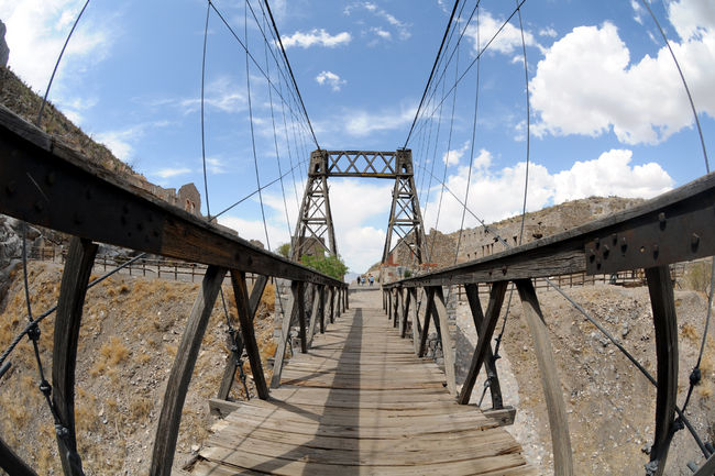 Para ir a la mina. El de Ojuela es uno de los puentes colgantes más grandes del mundo. Une al antiguo poblado con la mina. 