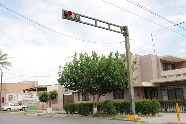 Sin dirección.  En el cruce de las calles Bravo y Comonfort se encuentra un semáforo que no cuenta con letreros de ubicación básica, situación que dificulta la orientación de los conductores.
