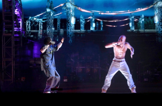 Gracias a una proyección holográfica,Dr. Dre y Snoop Dogg revivieron el domingo unos minutos a Tupac. (GETTY IMAGES) 