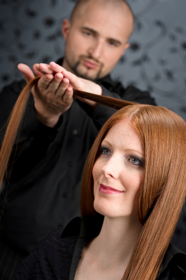 Para simplificar la vida y andar como si saliera del salón, existe un tratamiento con base de proteínas de keratina (sin formol), colágeno y seda que disminuye los maltratos de la fibra capilar, acaba con el efecto frizz o esponjado y hace lucir una cabellera dócil y sana.