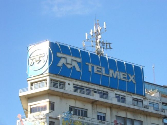 Legal.Telmex ha interpuesto litigios en contra de la negativa para que pueda ofrecer televisión restringida a través de sus redes fijas. 