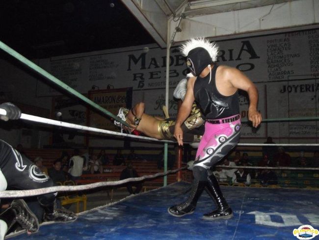 Una muestra de solidaridad tendrá hoy el rudo Super Punk, gladiador lagunero que será objeto de una lucha a beneficio en el Gimnasio El Ranchero. Lucha a beneficio del rudo Super Punk