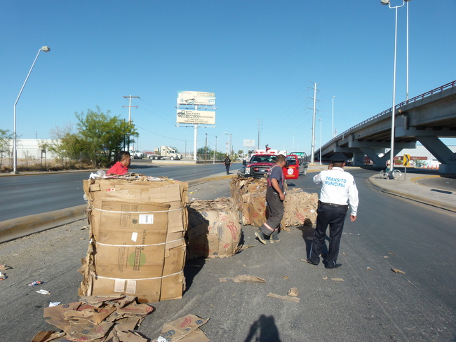 Estorbo. La pacas quedaron sobre la carretera.