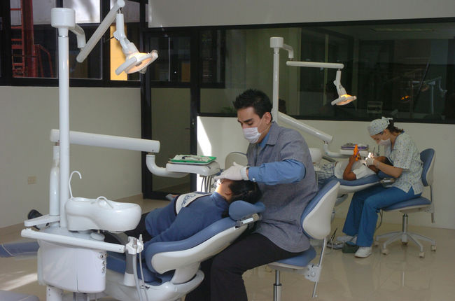 Atención. La Facultad de Odontología da servicio a bajo costo a personas de escasos recursos.