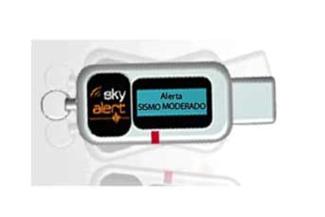 Con un tamaño de 1.1 por 2.8 y 4.6 centímetros, la unidad cuenta con una batería de litio de larga duración que se recarga cuando se conecta a una terminal USB y un cuerpo de plástico de alta densidad diseñado para uso rudo.