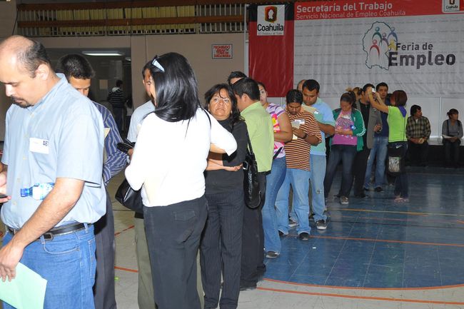 Sin empleo. La COPREM estima que en los jóvenes de 18 a 25 años concentran el 50 por ciento del desempleo en México. (ARCHIVO)