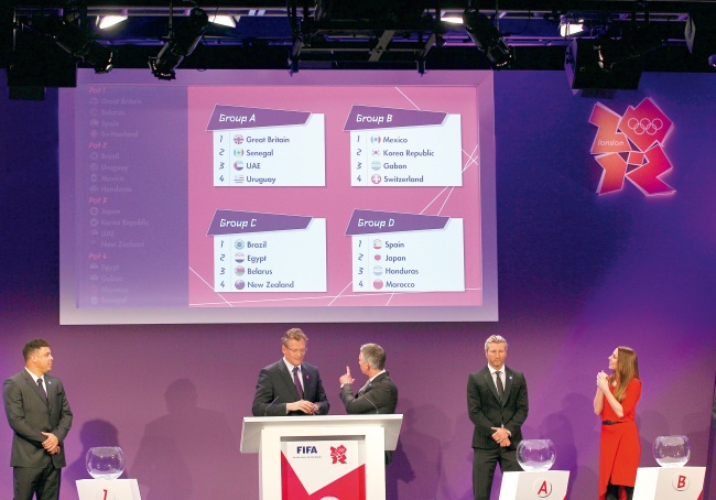 El sorteo de la fase de grupos para los torneos varonil y femenil de futbol se realizó ayer en el Estadio de Wembley, en Londres. (AP)
