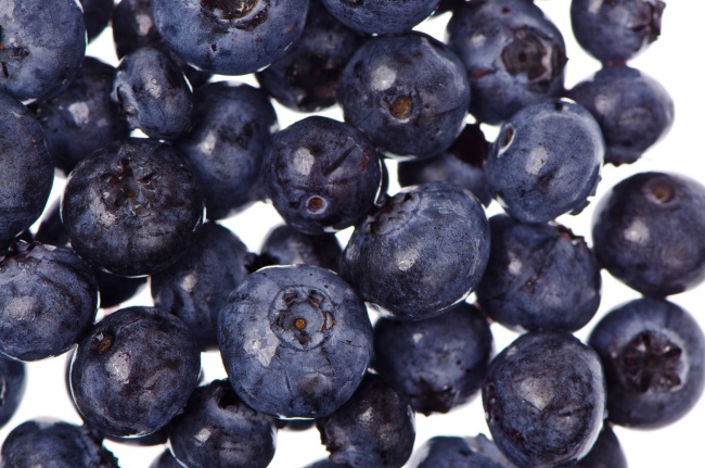 El consumo de frutas como arándanos, fresas, cerezas y otras frutas del bosque ayuda a reducir el deterioro cognitivo. INGIMAGE
