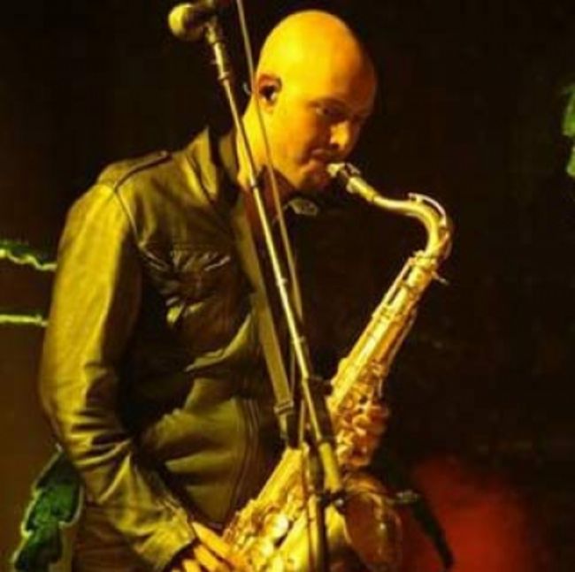 El saxofonista se disparó.
