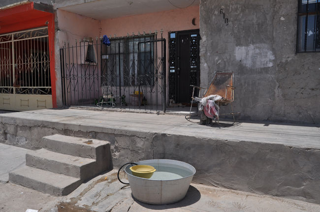 De la red. Muchas casas de la calle Rayón tienen sus recipientes afuera de sus domicilios llenándolos poco a poco con agua.