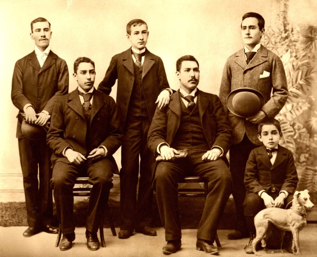 Los hermanos Lavín: sentados, Alejandro, Gilberto y Pablo Lavín Veloz; de pie, al centro, Benjamín Lavín Barquín.
