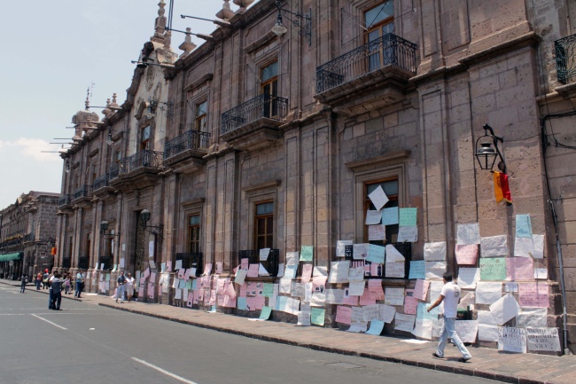 Estudiantes, familiares y organizaciones sociales forraron la fachada de Palacio de Gobierno en protesta por supuestas desapariciones y abusos policiales. EL UNIVERSAL