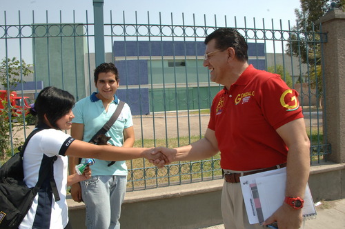 Gonzalo Yáñez, candidato a Diputado Federal en el Distrito 04 por el PT, PRD, Movimiento Ciudadano y MORENA, estuvo en el Centro de Información del CCH de la UJED. Dicho Centro fue construido por Gonzalo junto con Gustavo Pedro Cortes al realizar una gestión exitosa de 14 millones de pesos en su periodo de Senador. 'Hechos son amores y no buenas razones', declaró lleno de felicidad el candidato.