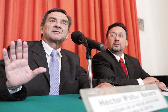 Apoyo. Héctor Walter Navarro, abogado de la Red de Apoyo para Víctimas de Sectas, y Víctor Flores. 