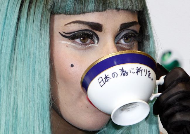 Subastada. La taza fue usada por Gaga durante una conferencia de prensa en Japón. 