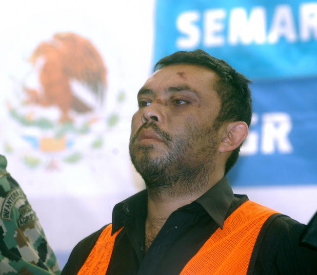 Las autoridades mexicanas presentan a Marcos Jesús Hernández Rodríguez, presunto jefe de sicarios de la organización criminal de Los Zetas en el estado de Veracruz y supuesto responsable del asesinato de cuatro marinos en abril pasado, en Ciudad de México. (EFE)