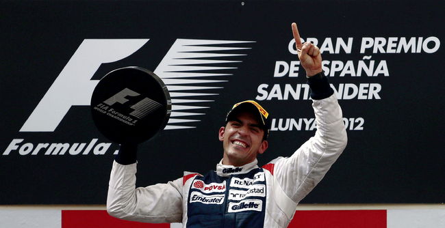 El piloto venezolano de Williams Pastor Maldonado celebra en el podio su victoria en el Gran Premio de España de Fórmula Uno. (EFE)