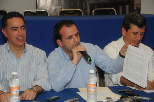 Delito electoral. Los panistas presentaron la denuncia en contra del Ayuntamiento de Torreón ante la Fepade por los descuentos para tortillas y retaron al alcalde a que publique el padrón de beneficiarios.