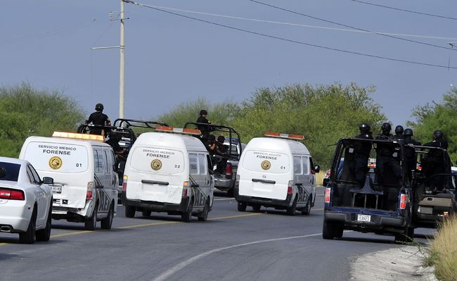 NL. Imagen de archivo de policías federales custodiando la caravana de peritos forenses tras recoger los 49 cuerpos que fueron tirados sobre la carretera de Cadereyta.