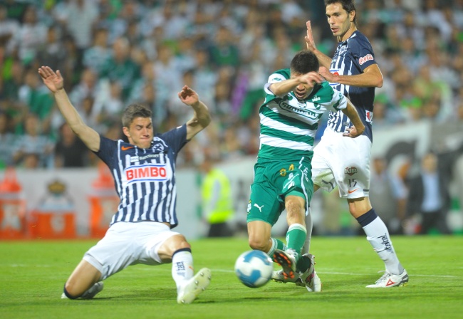 Oribe Peralta con la marca del argentino José María Basanta encima alcanzó a definir con la zurda, para poner el 2-0, al minuto 64.