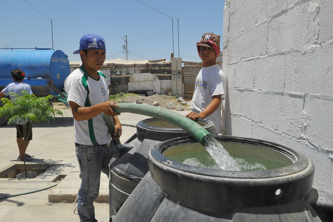 Rebasado. El Simas justifica su incapacidad para abastecer de agua a la población con el argumento de que se ha incrementado el consumo debido a la temporada de calor. Manda agua en pipas. 