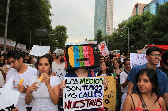 #Yosoy132. Estudiantes y organizaciones civiles se congregaron en torno al Ángel de la Independencia para demandar un proceso electoral democrático y un manejo equitativo de la información de cara a los comicios del 1 de julio.