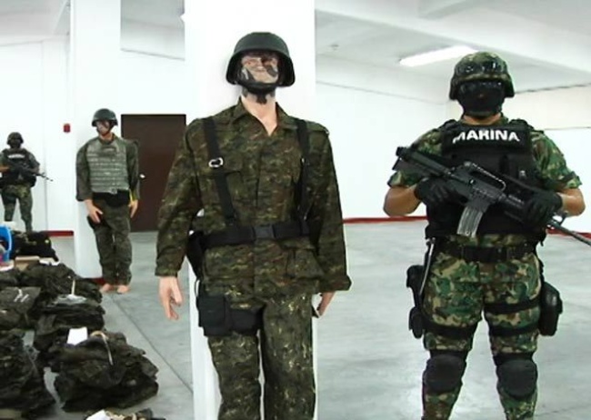 La Armada aseguró un taller donde se confeccionaban uniformes y chalecos apócrifos de marinos en el Municipio de Piedras Negras, Coahuila. (AP)