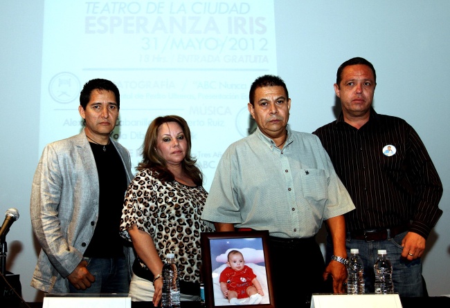 El cineasta Pedro Ulteras, se reunió con padres de las víctimas de la Guardería ABC, durante la conferencia de prensa para anunciar la presentación del documental 'ABC, Nunca más', mañana en el Teatro Esperanza Iris. (Notimex)