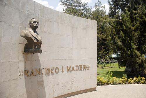 Irresponsable. Los monumentos son destruidos por los vándalos, les quitan placas, letras y los borronean.