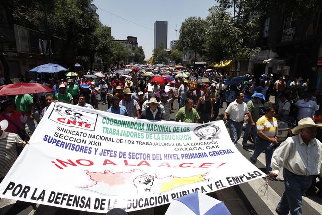 Protesta. Maestros pertenecientes a la CNTE, protestaron frente en las instalaciones de la Secretaría de Gobernación, durante su marcha hacia el Zócalo capitalino. (NOTIMEX)