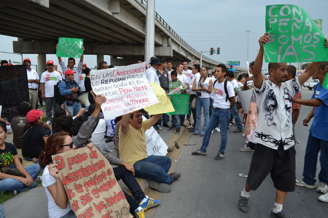 Frenan a los 132. Manifestantes fueron reprimidos al expresarse en contra de Peña Nieto por simpatizantes del PRI y funcionarios.