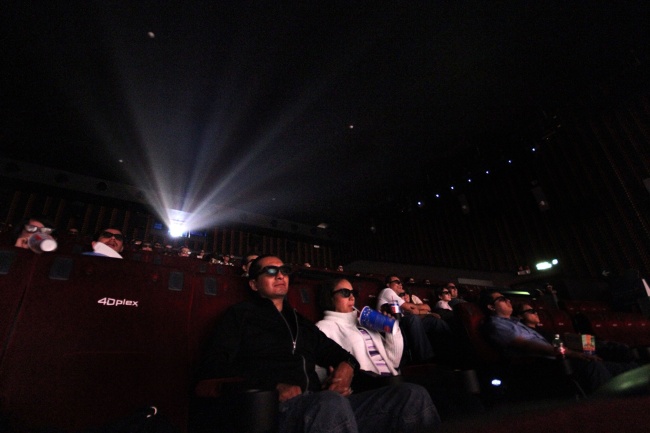  Dicen que renovarse o morir es la premisa de la vida y eso puede aplicarse al sector de la exhibición de cine en México: Cinemex compró a Lumiere; se crean en colonias del DF salas exclusivas y la cadena Cinepolis anuncia que todas sus complejos, en 2013, serán por completo digitales. (El Universal)