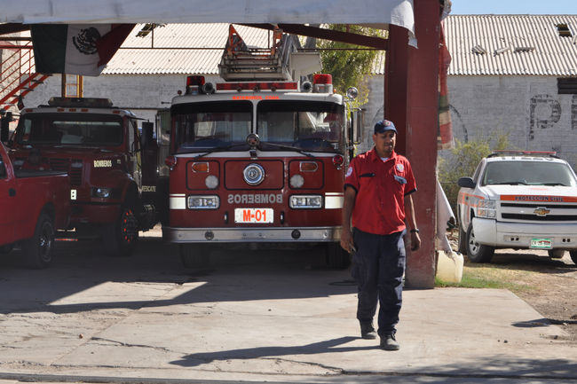 Acuden . Personal de Bomberos y de Protección Civil acudió a una empacadora donde se perdieron 45 mil rejas por un voraz incendio. 