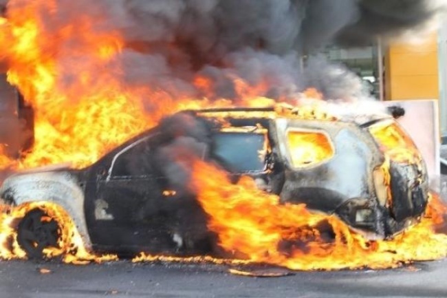 En páginas de Twitter, como cd_victoria, algunos usuarios subieron fotografías del hecho, en las que se ve un vehículo compacto en llamas y en otra toma el automóvil se alcanza a ver frente a la agencia Renault.