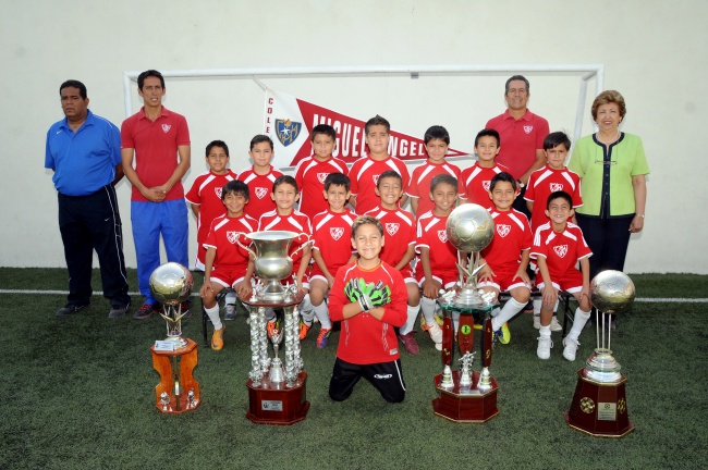 El Colegio Miguel Ángel se coronó Tetracampeón en la Liga Estudiantil de Futbol de La Laguna al conseguir su cuarto título consecutivo en diferentes categorías, a partir de su ingreso en 2008.(Fotografía de Jesús Galindo López.)