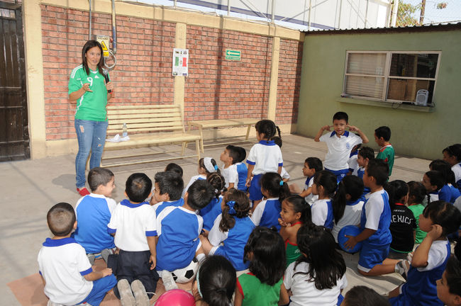 La seleccionada nacional Desireé Monsiváis Salayandía compartió ayer experiencias con los alumnos del Colegio Buenaventura de esta ciudad, a quienes aconsejó a que fueran perseverantes. (Fotografía de Jesús Galindo López)