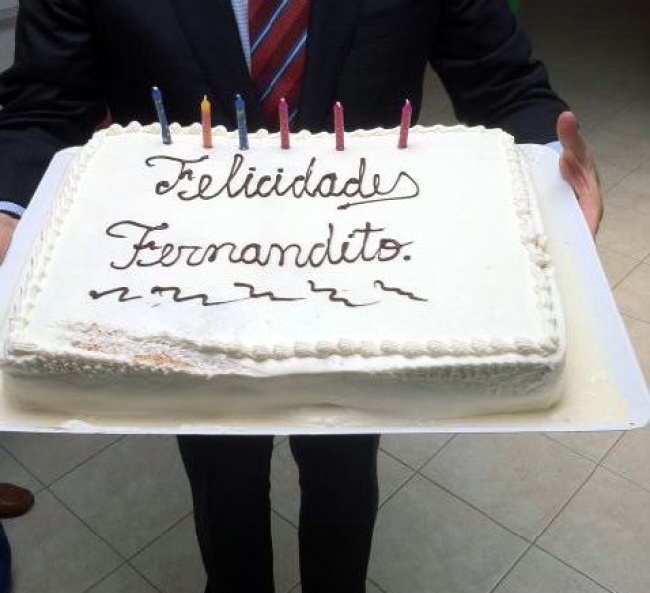 El gobernador del estado de México, Eruviel Ávila, compartió en Twitter una imagen de la celebración con el menor, quien se encuentra en un refugio temporal. (Foto tomada de Twitter)