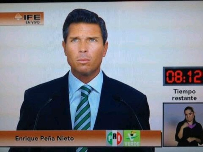 Los “tuiteros” publicaron un fotomontaje del candidato del PRI en el debate con la cara del actor que se ha caracterizado por su bronceado. (TWITTER) 
