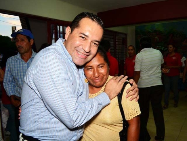 Ulises Grajales, aspirante a alcalde en Chiapas, persiguió a tres operadores panistas, los tiroteó y mató a uno. Al parecer huyó.