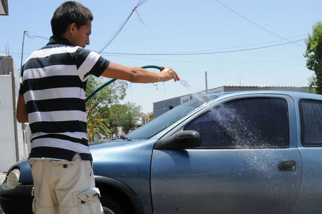 Agua. En los sectores residenciales de Torreón se registra el mayor despilfarro de agua, según Simas.